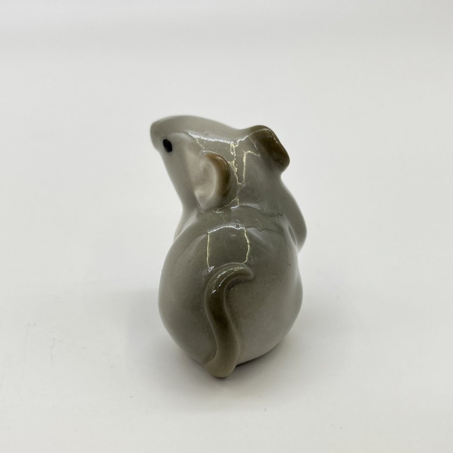 Статуэтка миниатюрная "Мышка", скульптор Т. С. Линчевская, фарфор, аэрография, роспись, Ленинградский фарфоровый завод (ЛФЗ), СССР, 1970-1990 гг.
