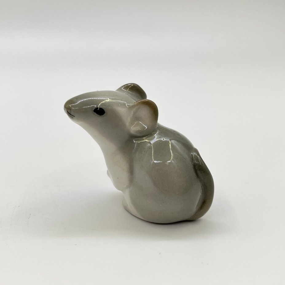 Статуэтка миниатюрная "Мышка", скульптор Т. С. Линчевская, фарфор, аэрография, роспись, Ленинградский фарфоровый завод (ЛФЗ), СССР, 1970-1990 гг.