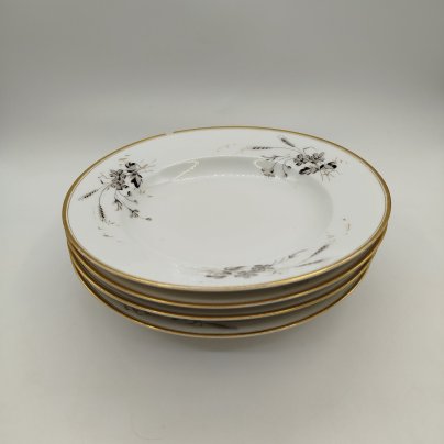 Набор из четырех суповых тарелок с растительным декором, фарфор, золочение, роспись, Западная Европа, 1890-1920 гг.