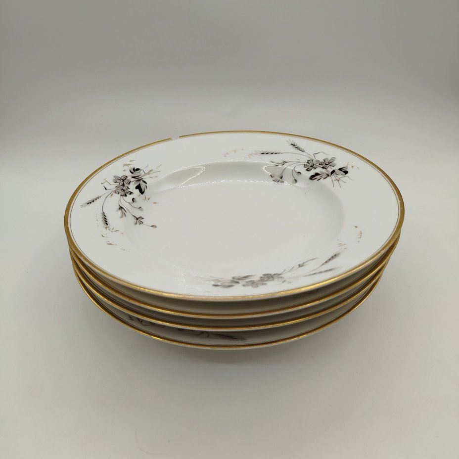 Набор из четырех суповых тарелок с растительным декором, фарфор, золочение, роспись, Западная Европа, 1890-1920 гг.