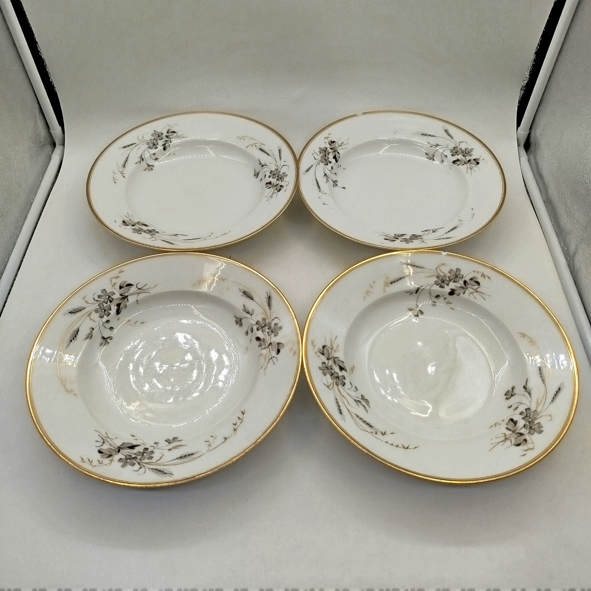 Набор из четырех суповых тарелок с растительным декором, фарфор, золочение, роспись, Западная Европа, 1890-1920 гг.