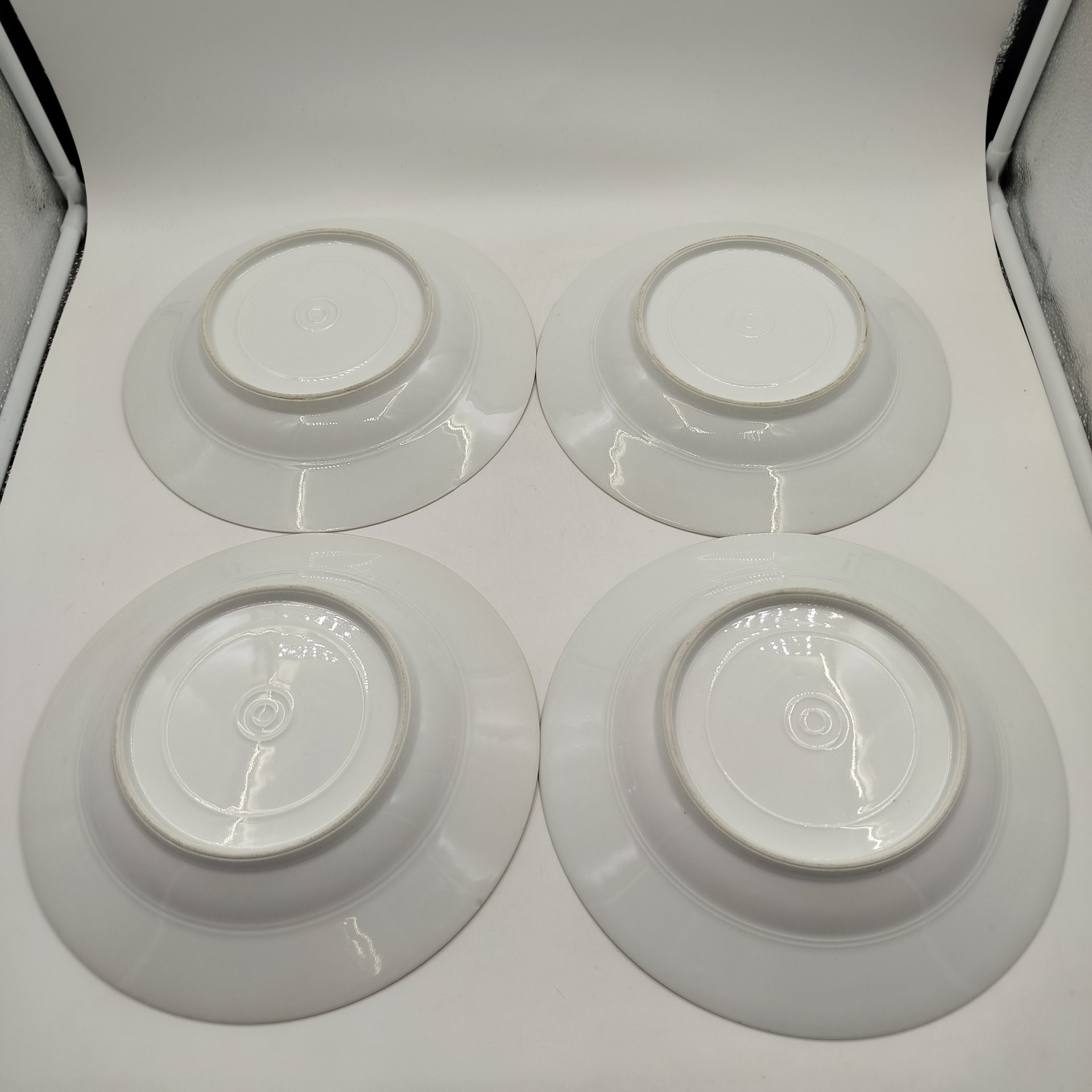 Набор из четырех суповых тарелок с растительным декором, фарфор, золочение, роспись, Западная Европа, 1890-1920 гг.