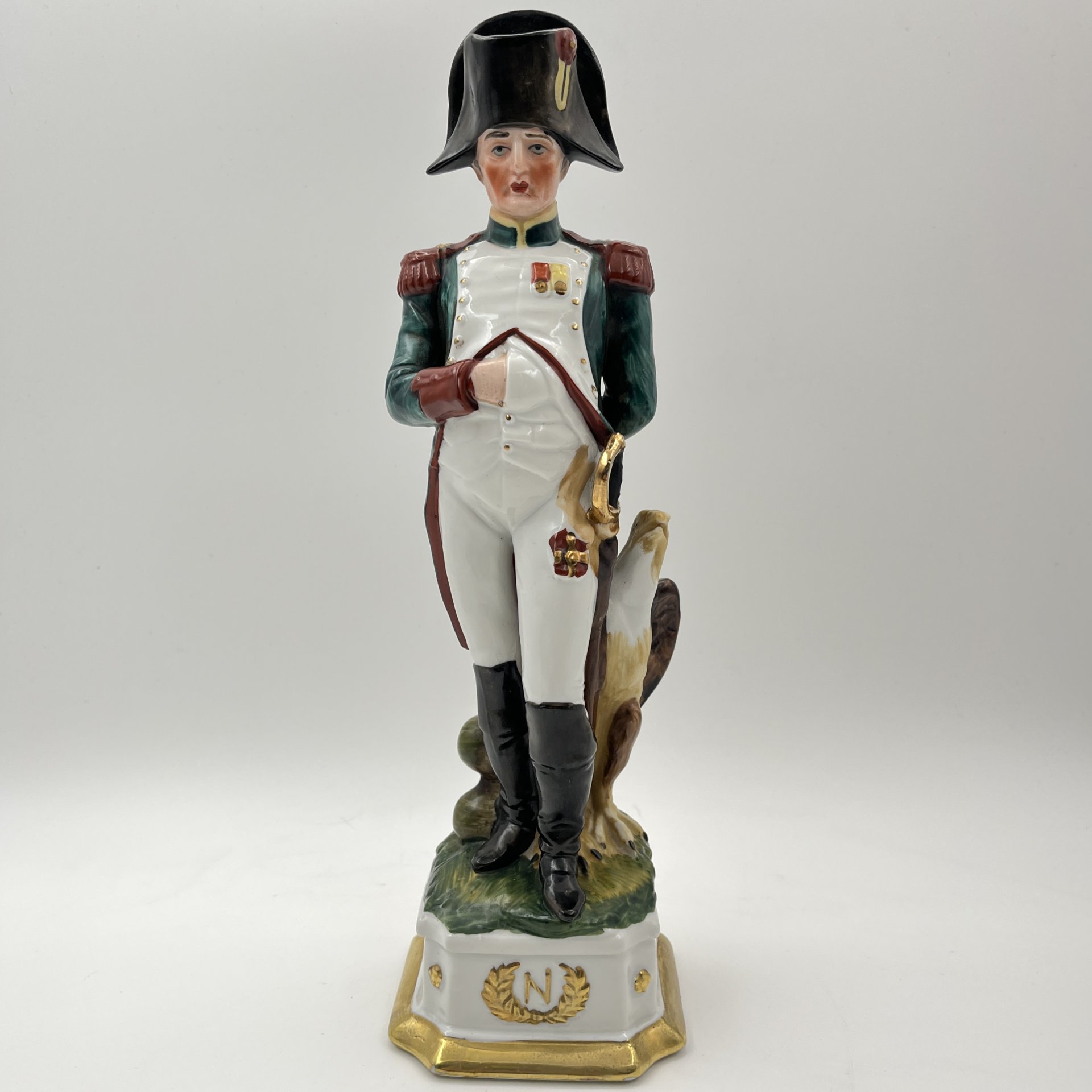 Статуэтка "Наполеон Бонапарт" из серии "Армия Наполеона", мануфактура Muhr (г. Шарлеруа), фарфор, роспись, золочение, Бельгия, 1960-1980 гг.