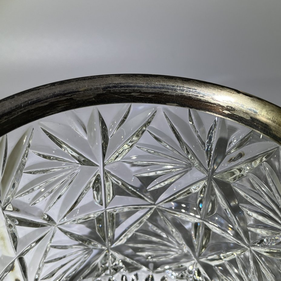 Конфетница (глубокая), украшенная орнаментальной окантовкой по борту