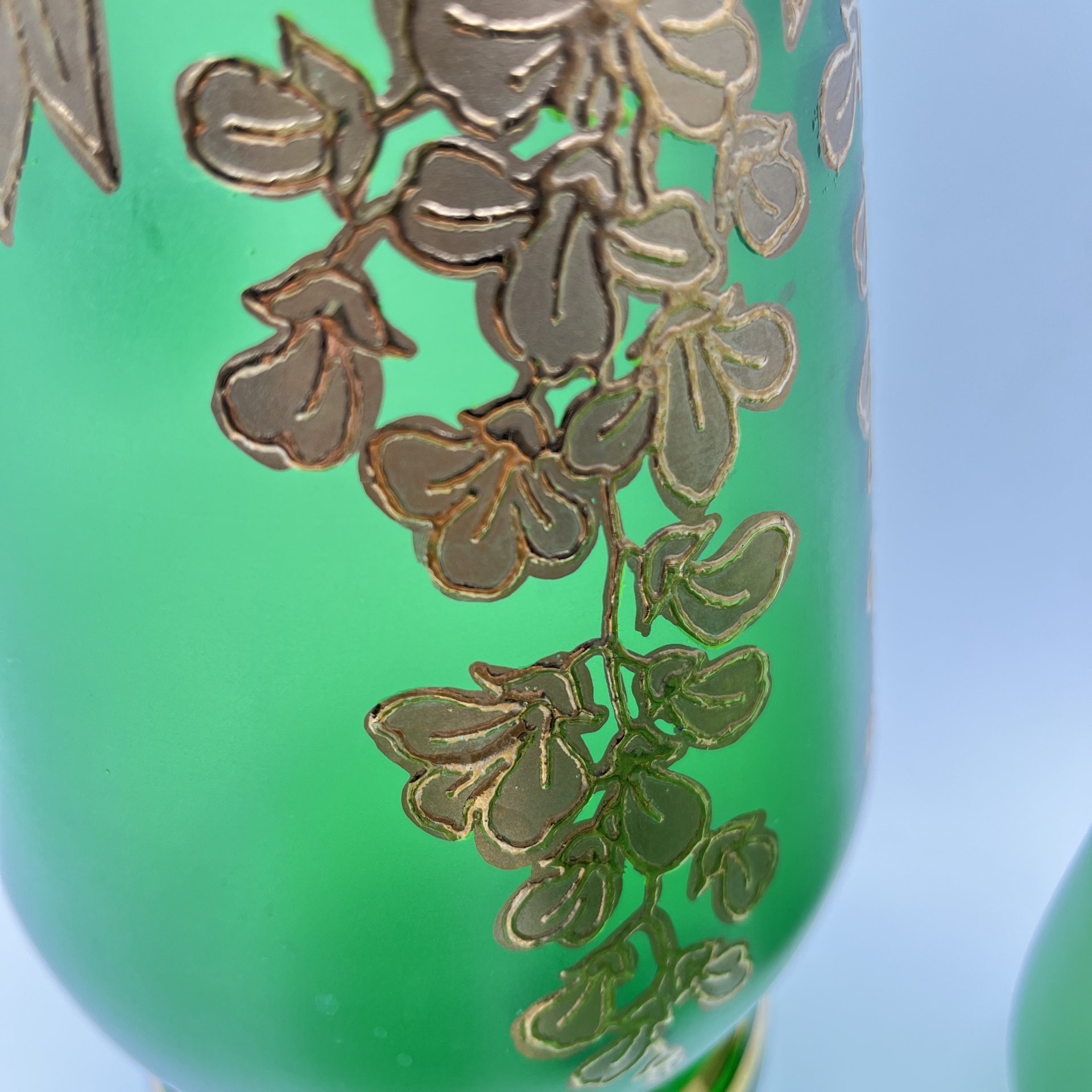 Набор для прохладительных напитков с цветочным декором (кувшин и 6 стаканов), цветное стекло, матирование, золочение, Bohemia Crystal (Bohemia Glass), Чехословакия, 1960-1980 гг.