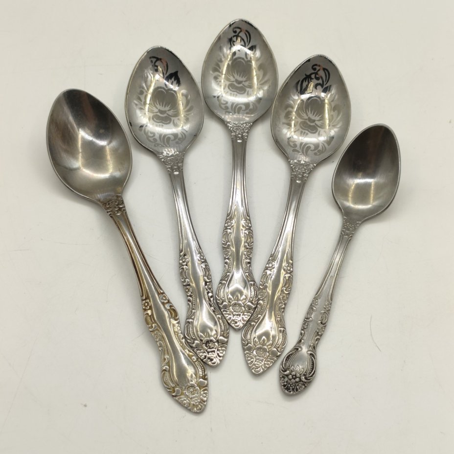 Набор из столовых приборов (кофейная ложка, 4 чайные ложки), украшенных растительным декором, нержавеющая сталь, Павловский завод художественных металлоизделий им. С.М. Кирова, СССР, 1970-1990 гг.