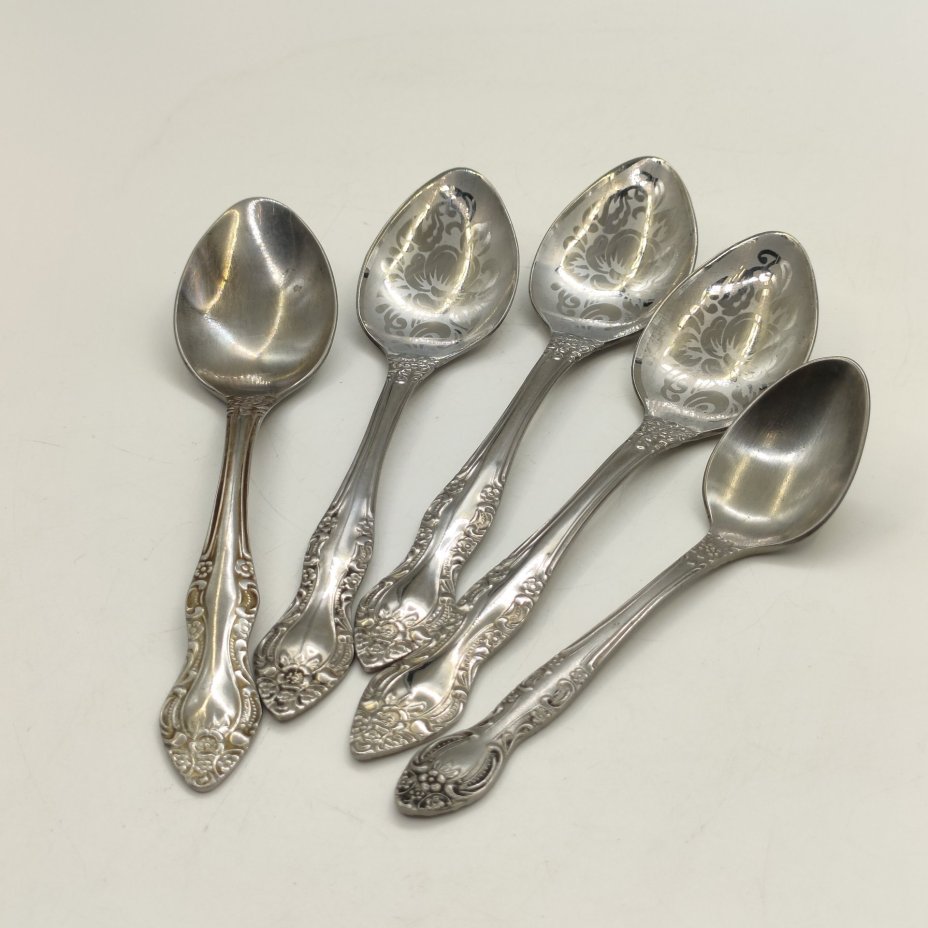 Набор из столовых приборов (кофейная ложка, 4 чайные ложки), украшенных растительным декором, нержавеющая сталь, Павловский завод художественных металлоизделий им. С.М. Кирова
