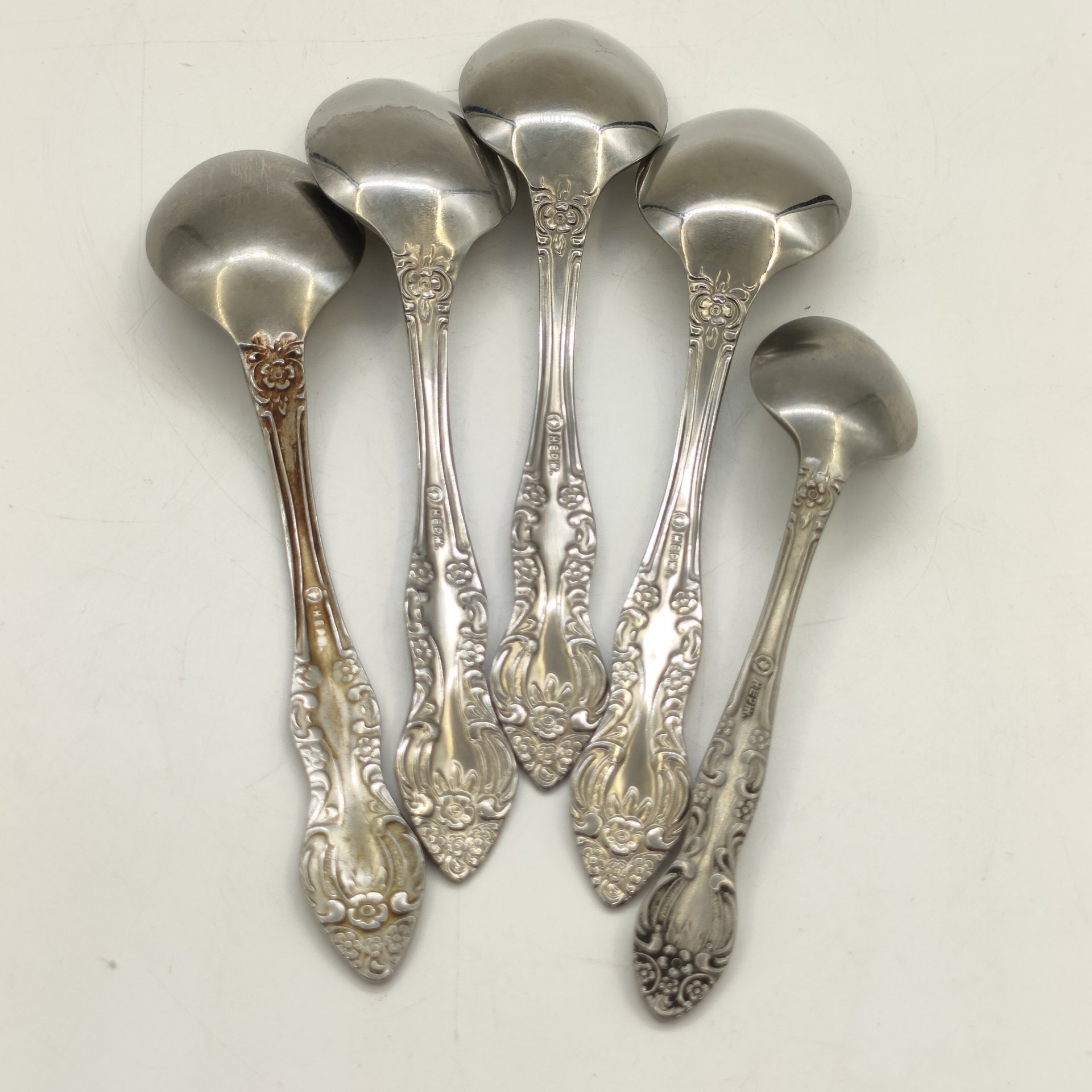 Набор из столовых приборов (кофейная ложка, 4 чайные ложки), украшенных растительным декором, нержавеющая сталь, Павловский завод художественных металлоизделий им. С.М. Кирова, СССР, 1970-1990 гг.