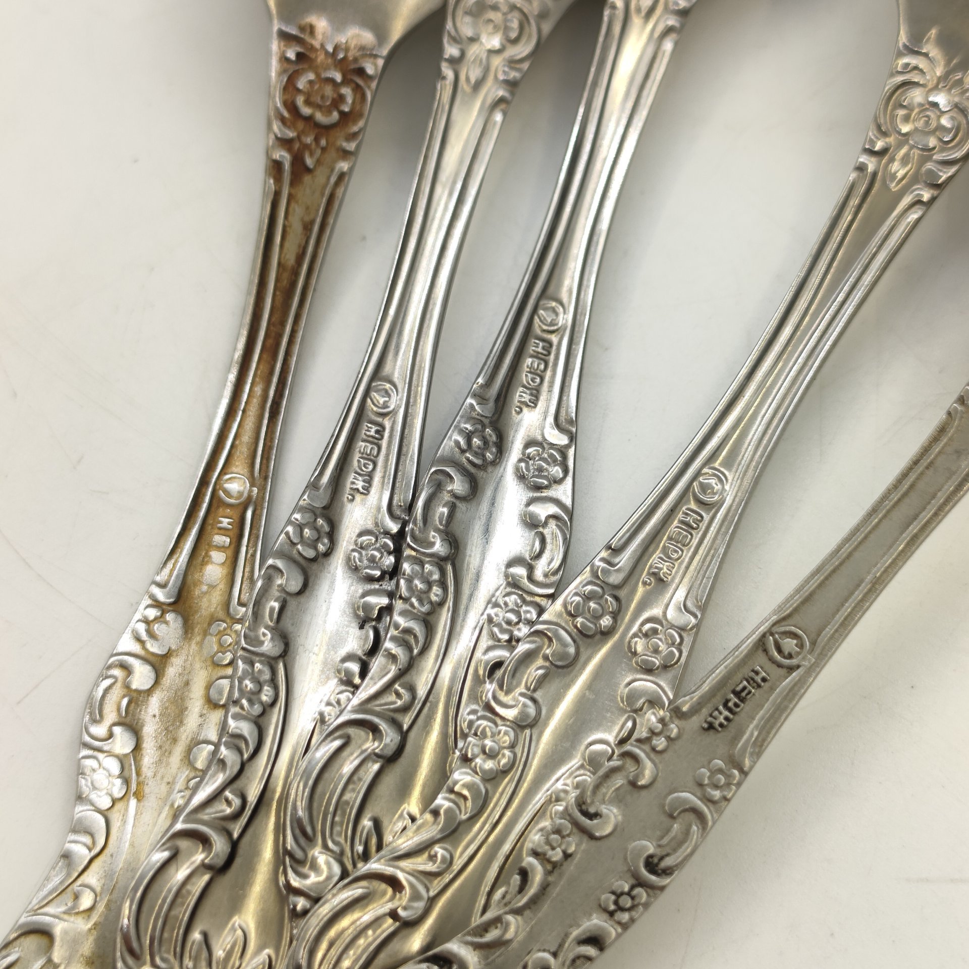 Набор из столовых приборов (кофейная ложка, 4 чайные ложки), украшенных растительным декором, нержавеющая сталь, Павловский завод художественных металлоизделий им. С.М. Кирова, СССР, 1970-1990 гг.