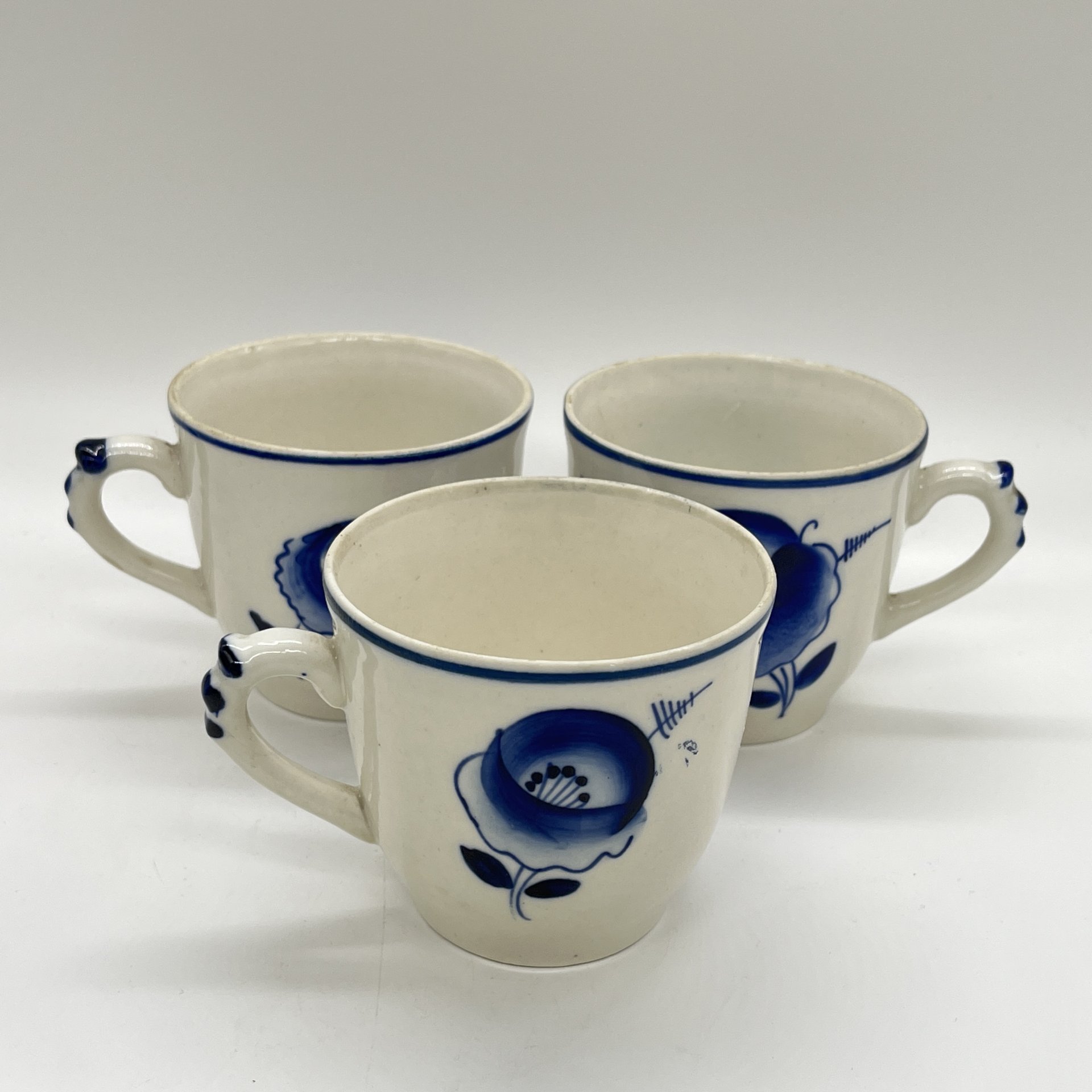 Набор из 3 чашек с расписным цветочным декором, фарфор, роспись, Объединение «Гжель», СССР, 1972-1985 гг.