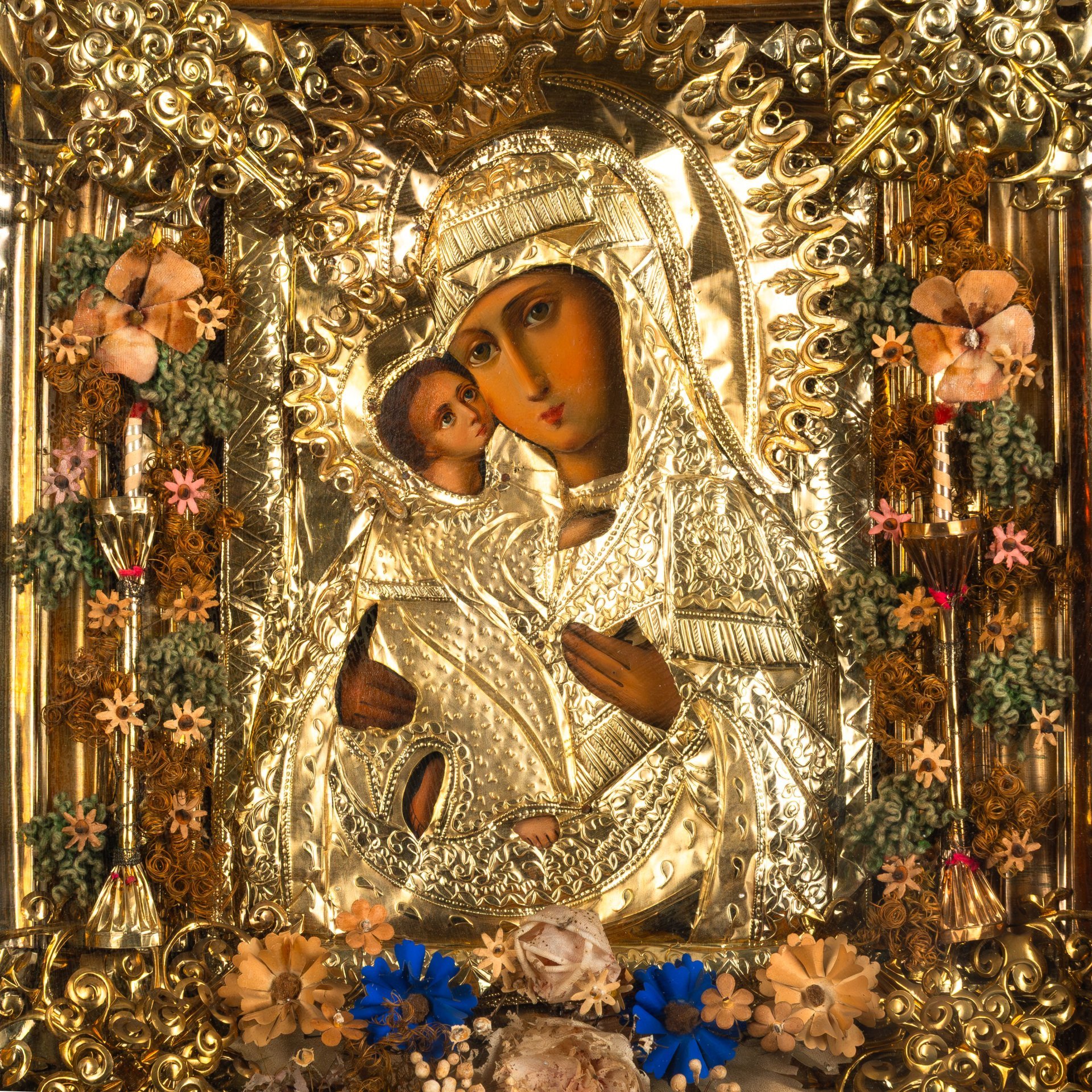 Икона в киоте  "Богоматерь Владимирская", дерево, масло, фольга, ткань, бумага, Российская империя, 1900-1915 гг.