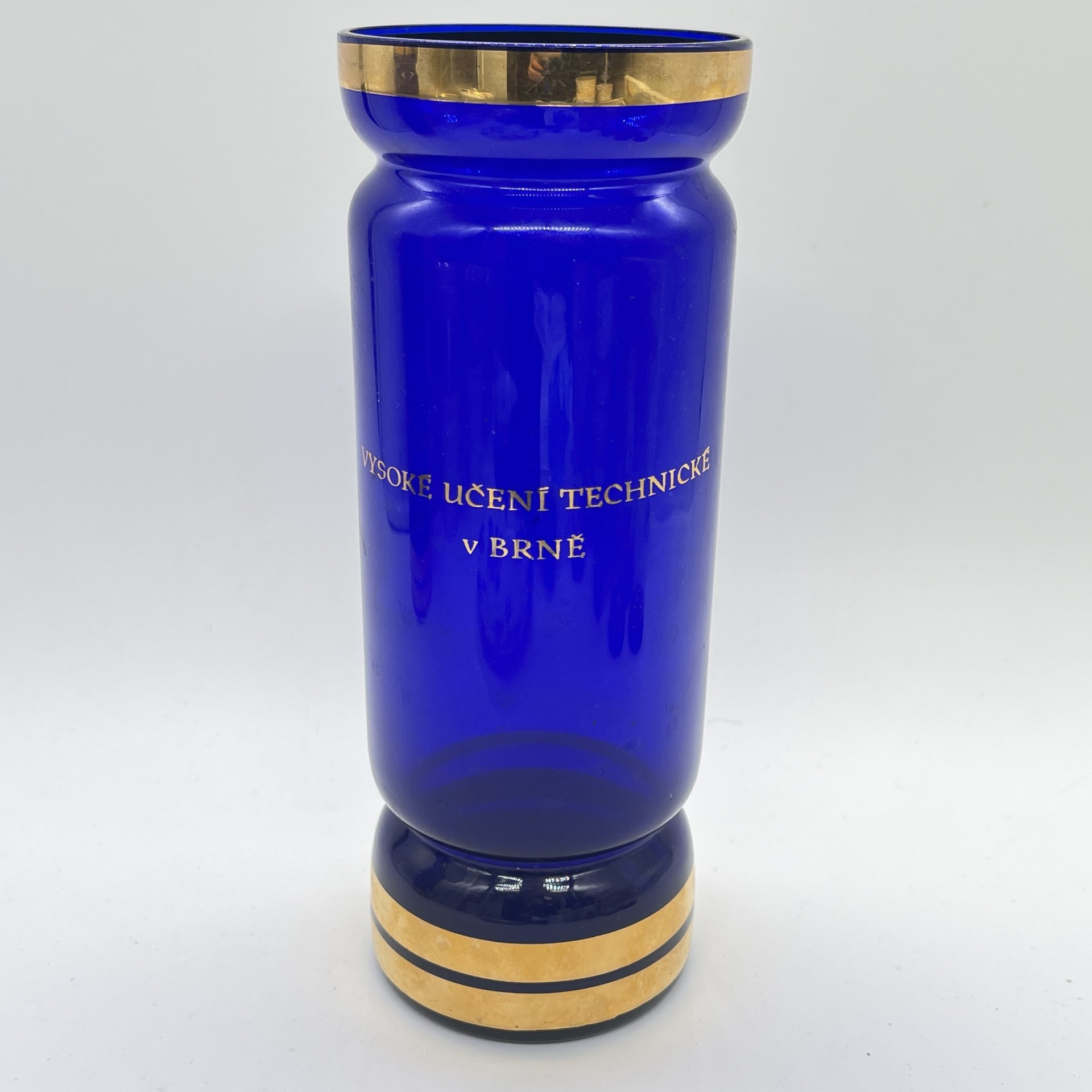 Ваза кобальтого оттенка с надписью Vysoké učení technické v Brně (Брненский технологический университет), цветное стекло, золочение, Чехия, 1970-1990 гг.