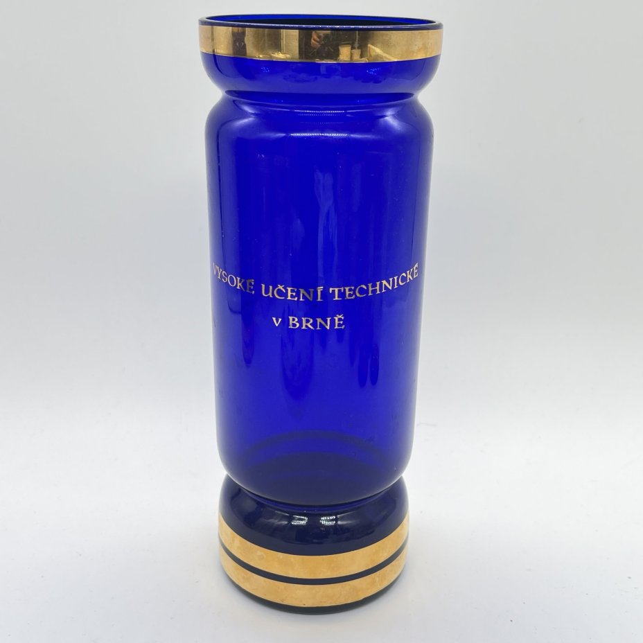 Ваза кобальтого оттенка с надписью Vysoké učení technické v Brně (Брненский технологический университет), цветное стекло, золочение, Чехия, 1970-1990 гг.
