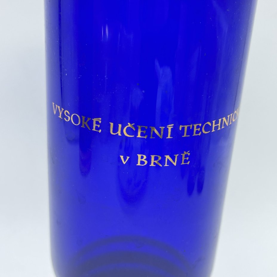 Ваза кобальтого оттенка с надписью Vysoké učení technické v Brně (Брненский технологический университет)