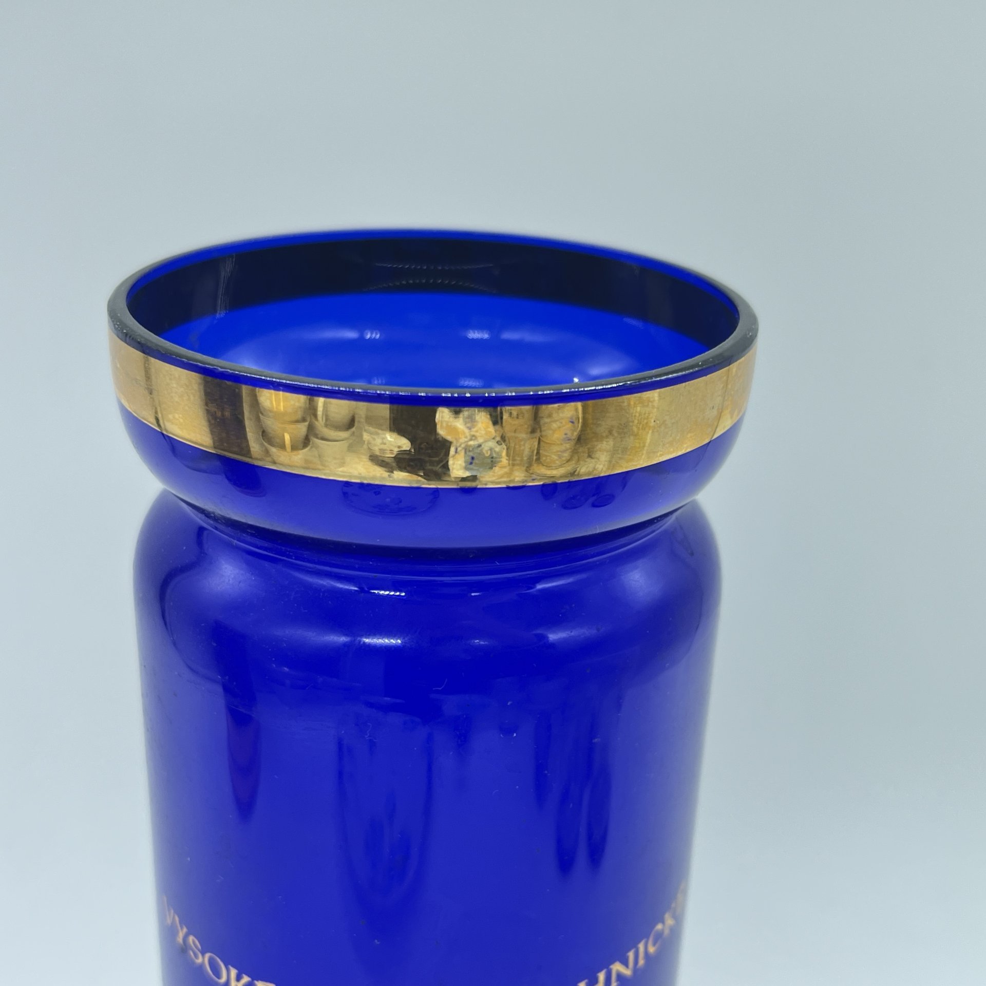 Ваза кобальтого оттенка с надписью Vysoké učení technické v Brně (Брненский технологический университет), цветное стекло, золочение, Чехия, 1970-1990 гг.