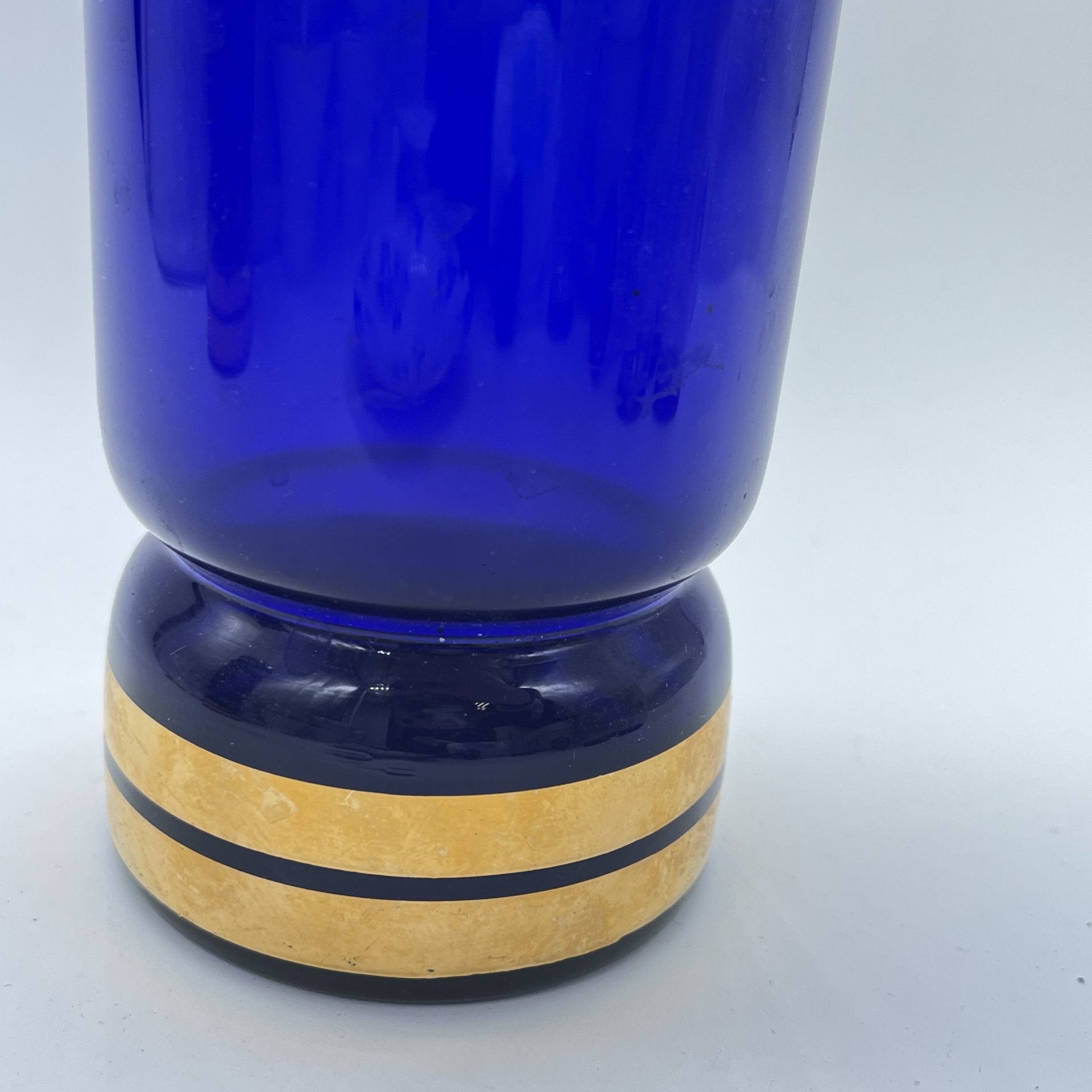 Ваза кобальтого оттенка с надписью Vysoké učení technické v Brně (Брненский технологический университет), цветное стекло, золочение, Чехия, 1970-1990 гг.