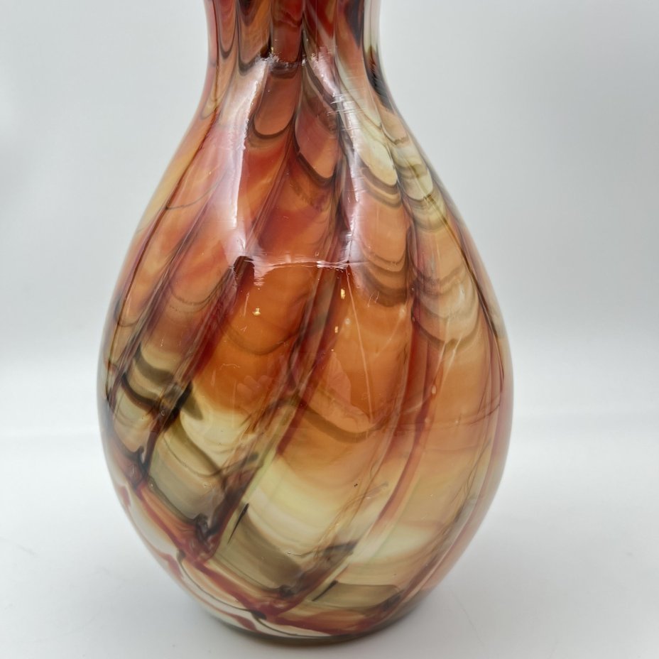 Ваза с разноцветными разводами