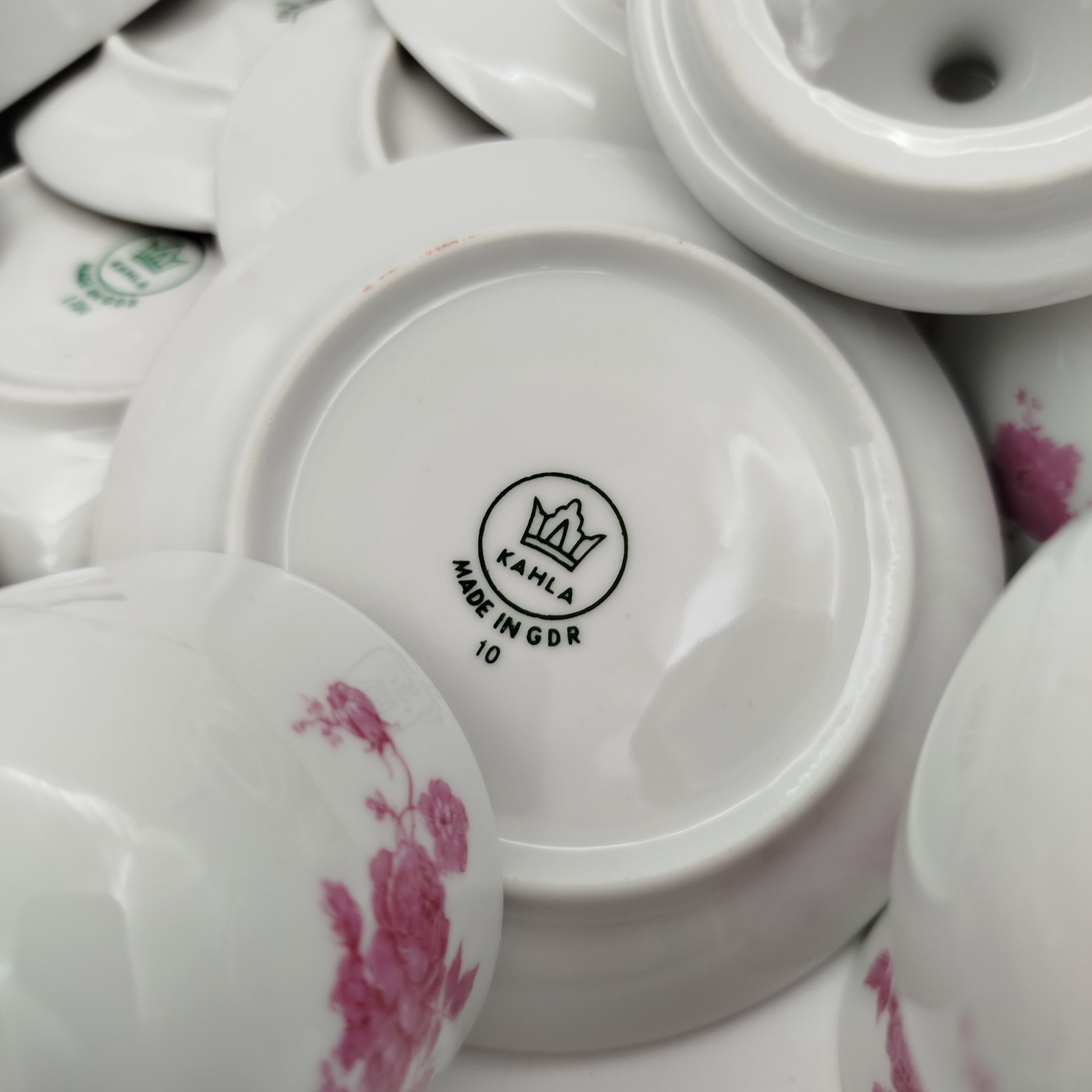 Сервиз кофейный на 6 персон, украшенный цветочным декором (15 предметов), фарфор, деколь, золочение, Kahla, ГДР, 1968-1987 гг.