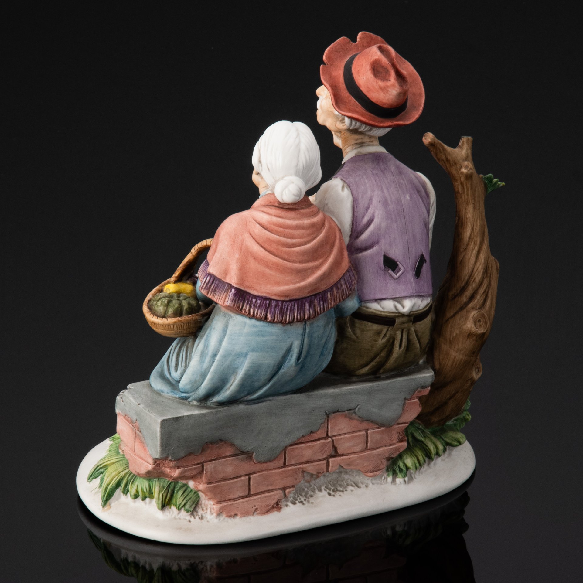 Скульптурная композиция в стилистике Capodimonte "Дедушка и бабушка" ("Пожилая пара"), фаянс, роспись, золочение, Европа, 1970-1990 гг.