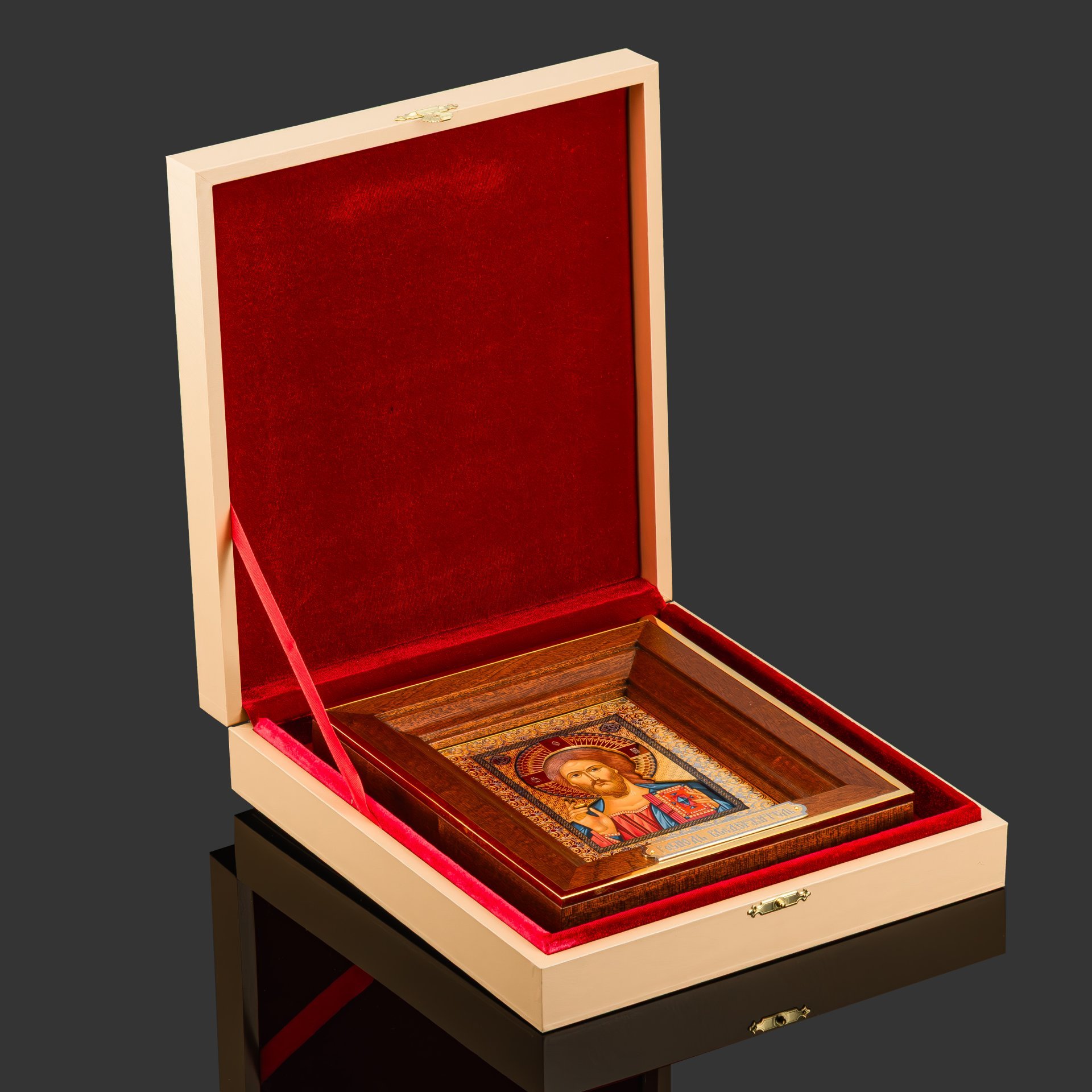 Икона "Господь Вседержитель", латунь, золочение, серебрение, никелирование; дерево, левкас, темпера; в подарочном деревянном футляре с бархатным ложементом, Российская Федерация, 2014 г.