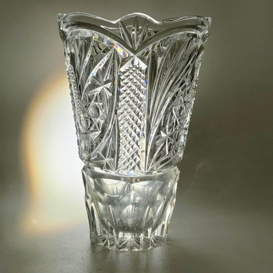 Ваза для цветов с резным геометрическим декором