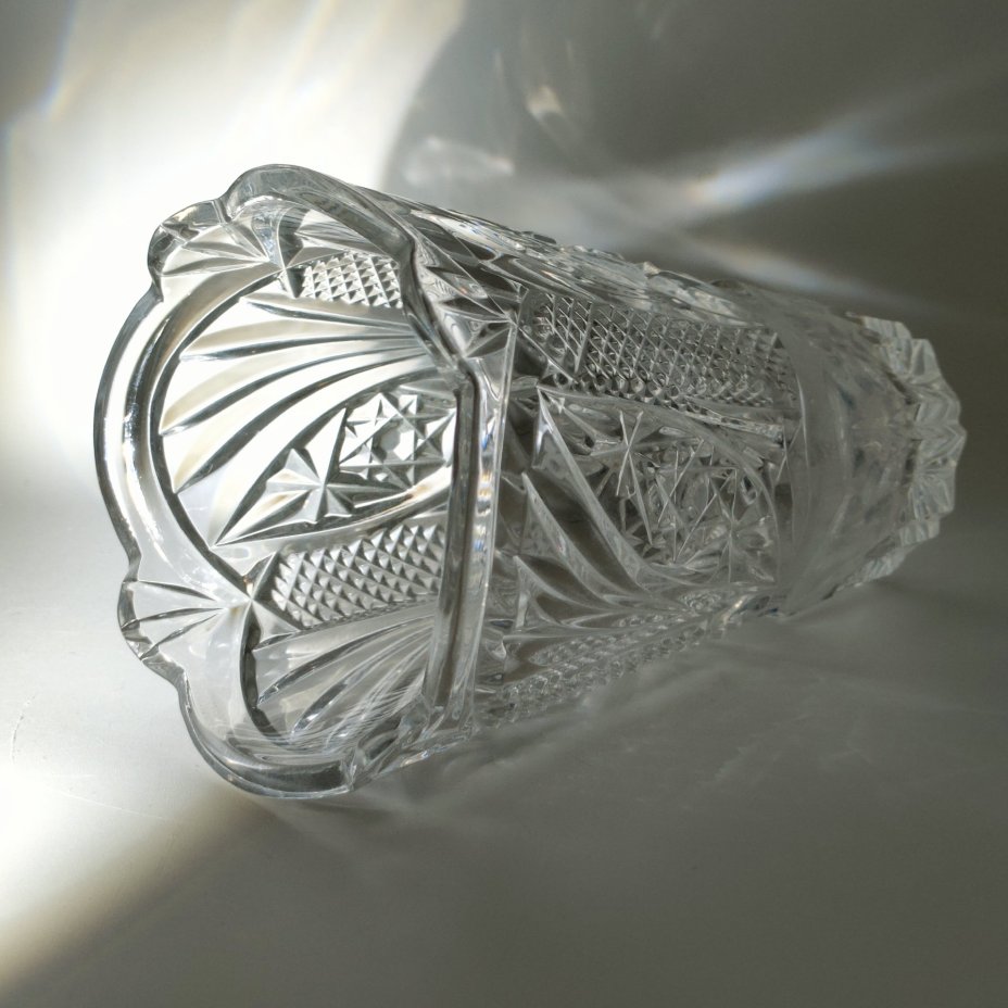 Ваза для цветов с резным геометрическим декором