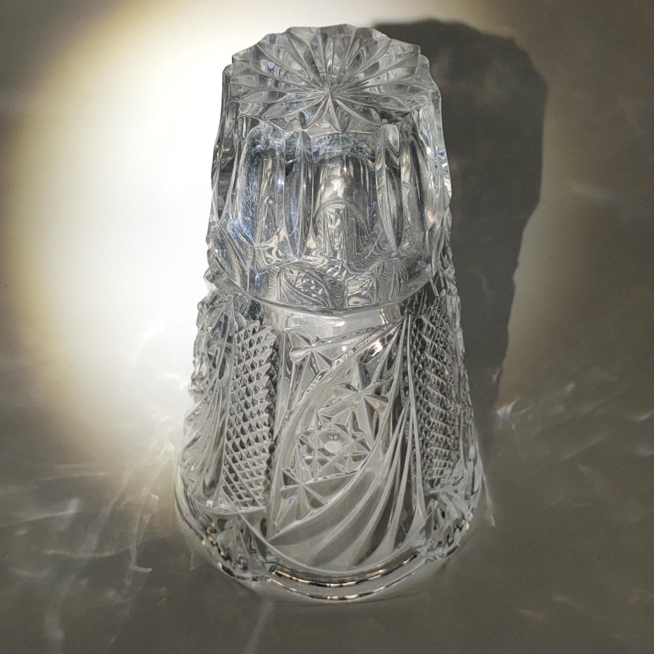 Ваза для цветов с резным геометрическим декором