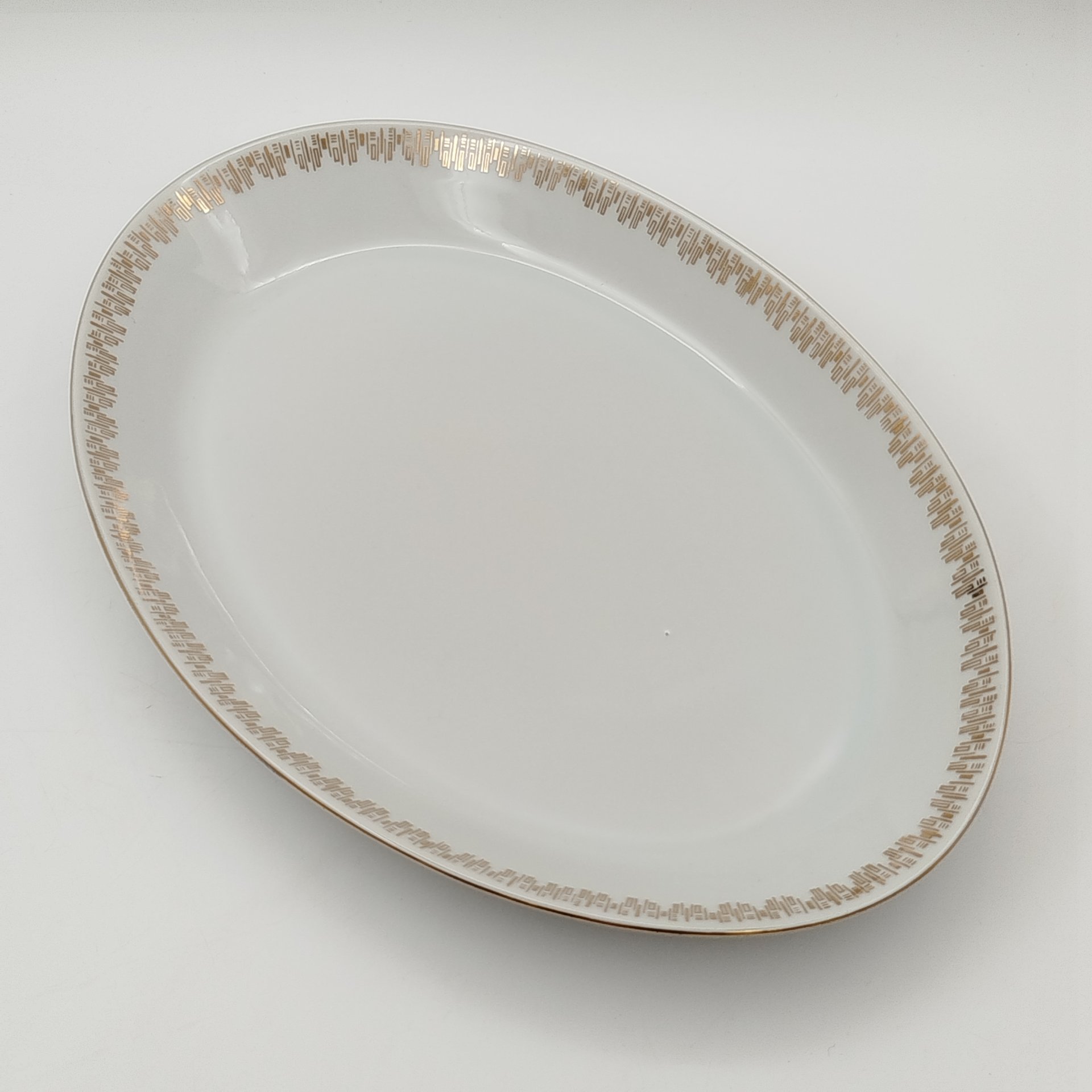Блюдо овальное с геометрическим орнаментом вдоль борта, фарфор, золочение, Moritz Zdekauer (MZ), Чехословакия, 1960-1980 гг.