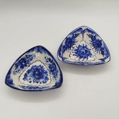 Пара розеток треугольной формы с растительным декором, Гжель, исп. Иванова