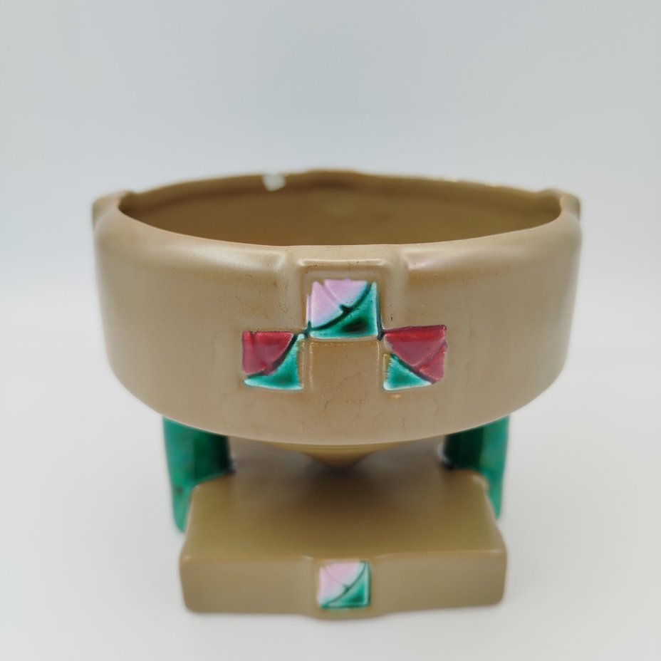 Вазочка (конфетница) в стиле модерн с чашей конической формы на двух боковых устоях, фаянс, майолика, Австрия, 1900-1930 гг.