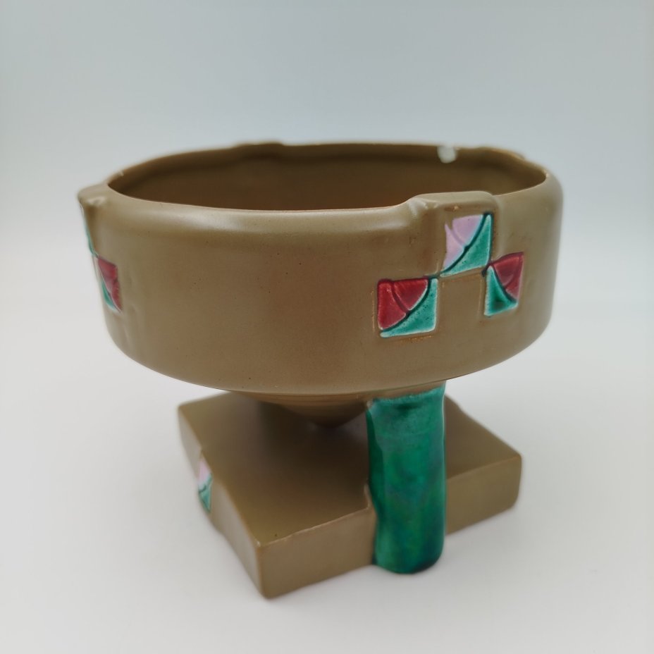 Вазочка (конфетница) в стиле модерн с чашей конической формы на двух боковых устоях