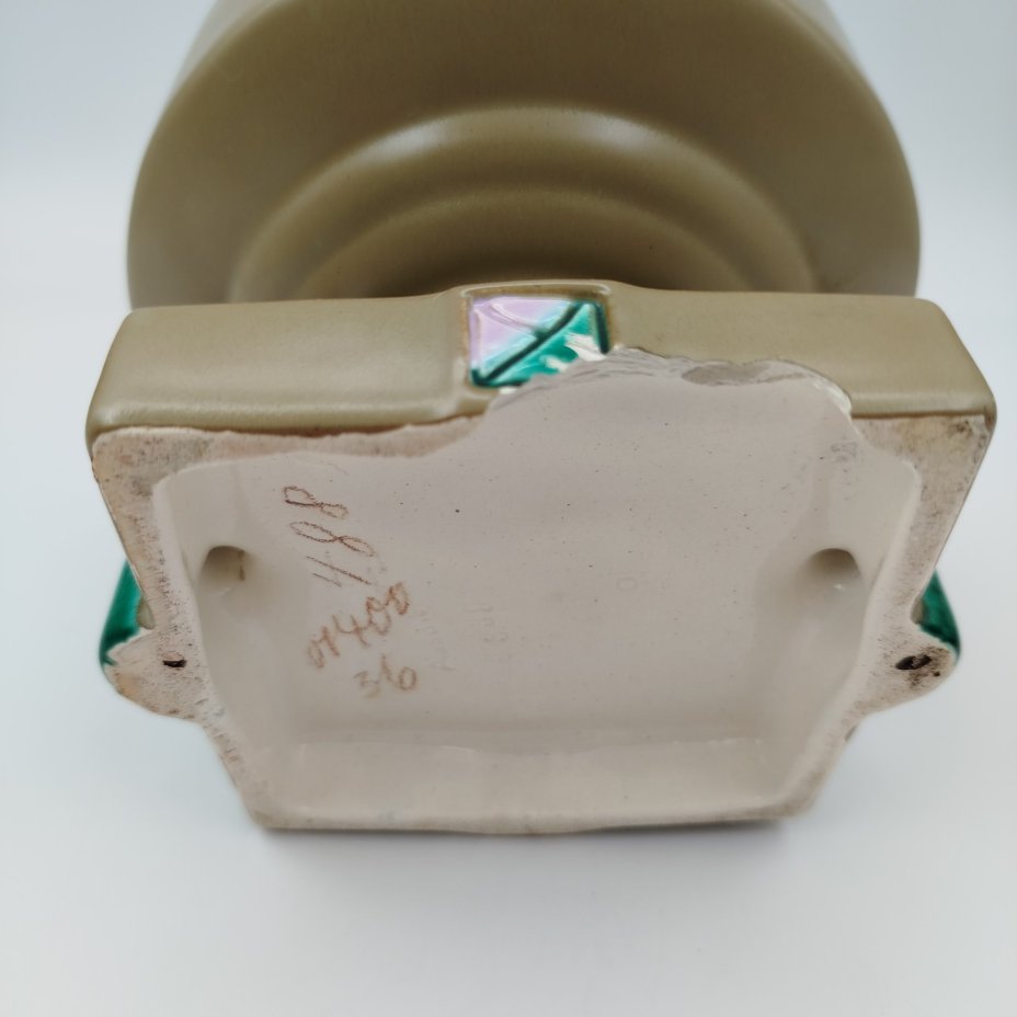 Вазочка (конфетница) в стиле модерн с чашей конической формы на двух боковых устоях