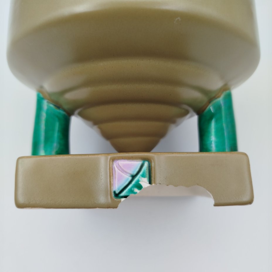 Вазочка (конфетница) в стиле модерн с чашей конической формы на двух боковых устоях