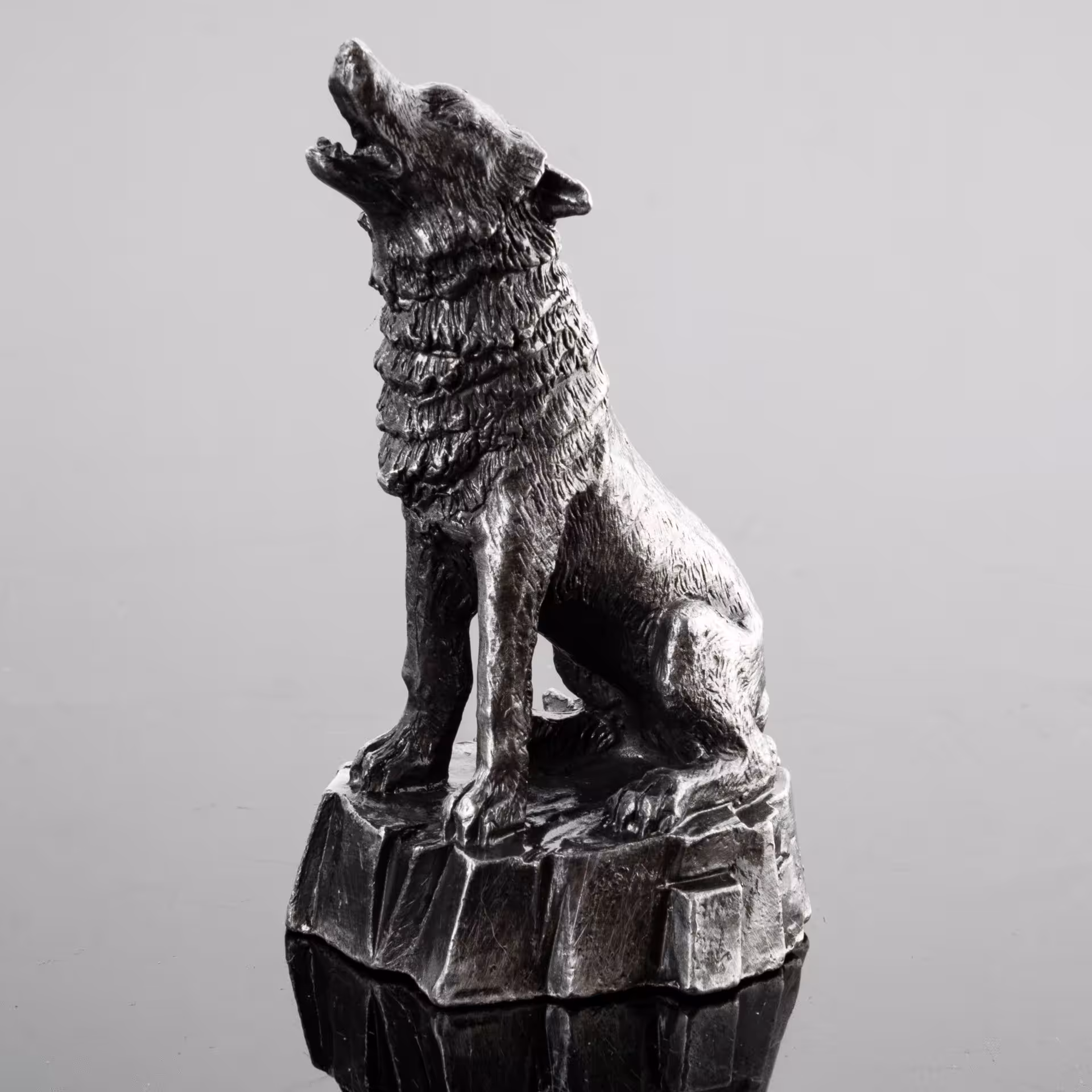 Статуэтка "Волк, воющий на луну"