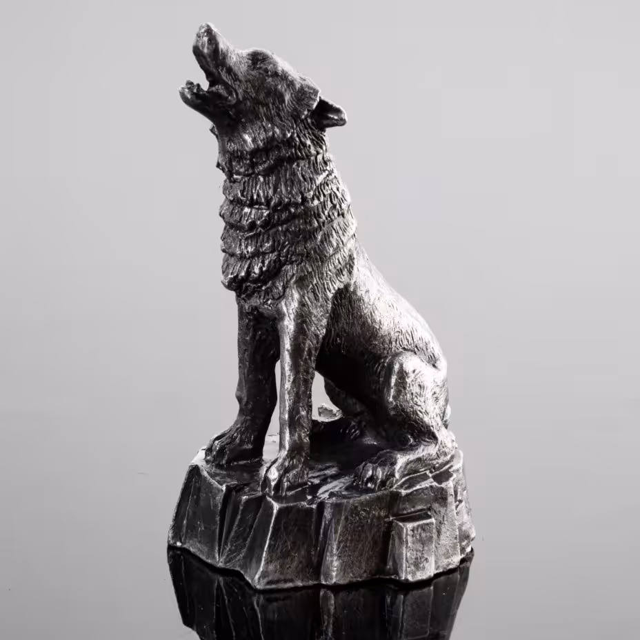 Статуэтка "Волк, воющий на луну"