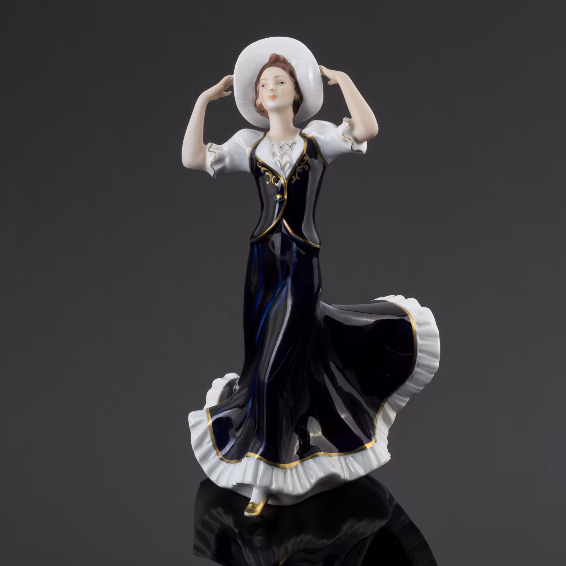 Статуэтка "Девушка в шляпе", Royal Dux Bohemia, Royal Dux