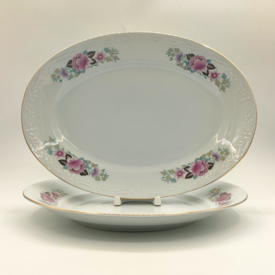 Набор из 2-х сервировочных блюд разных форм с цветочным рельефным декором, фарфор, деколь, золочение, Karolina (Фарфоровая мануфактура «Каролина», Польша), Польша, 1960-1980 гг.