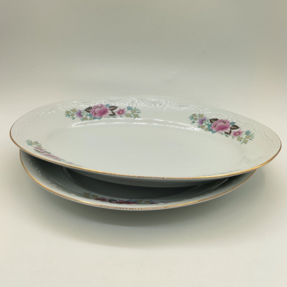 Набор из 2-х сервировочных блюд разных форм с цветочным рельефным декором, фарфор, деколь, золочение, Karolina (Фарфоровая мануфактура «Каролина», Польша), Польша, 1960-1980 гг.