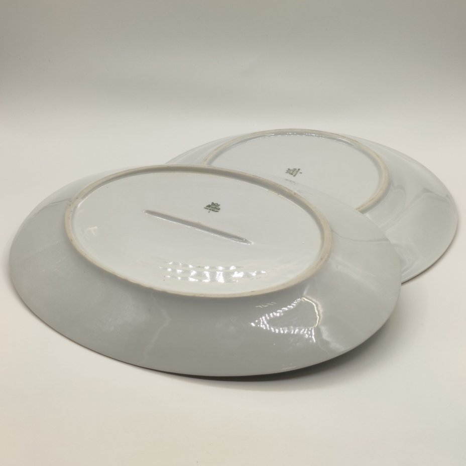 Набор из 2-х сервировочных блюд разных форм с цветочным рельефным декором, фарфор, деколь, золочение, Karolina (Фарфоровая мануфактура «Каролина», Польша), Польша, 1960-1980 гг.