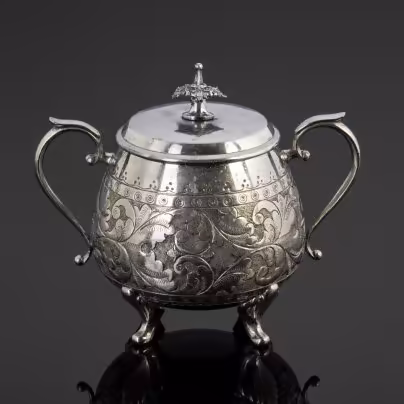 Сахарница на фигурных ножках, украшенная обильным растительным декором по тулову, Eduard Hueck