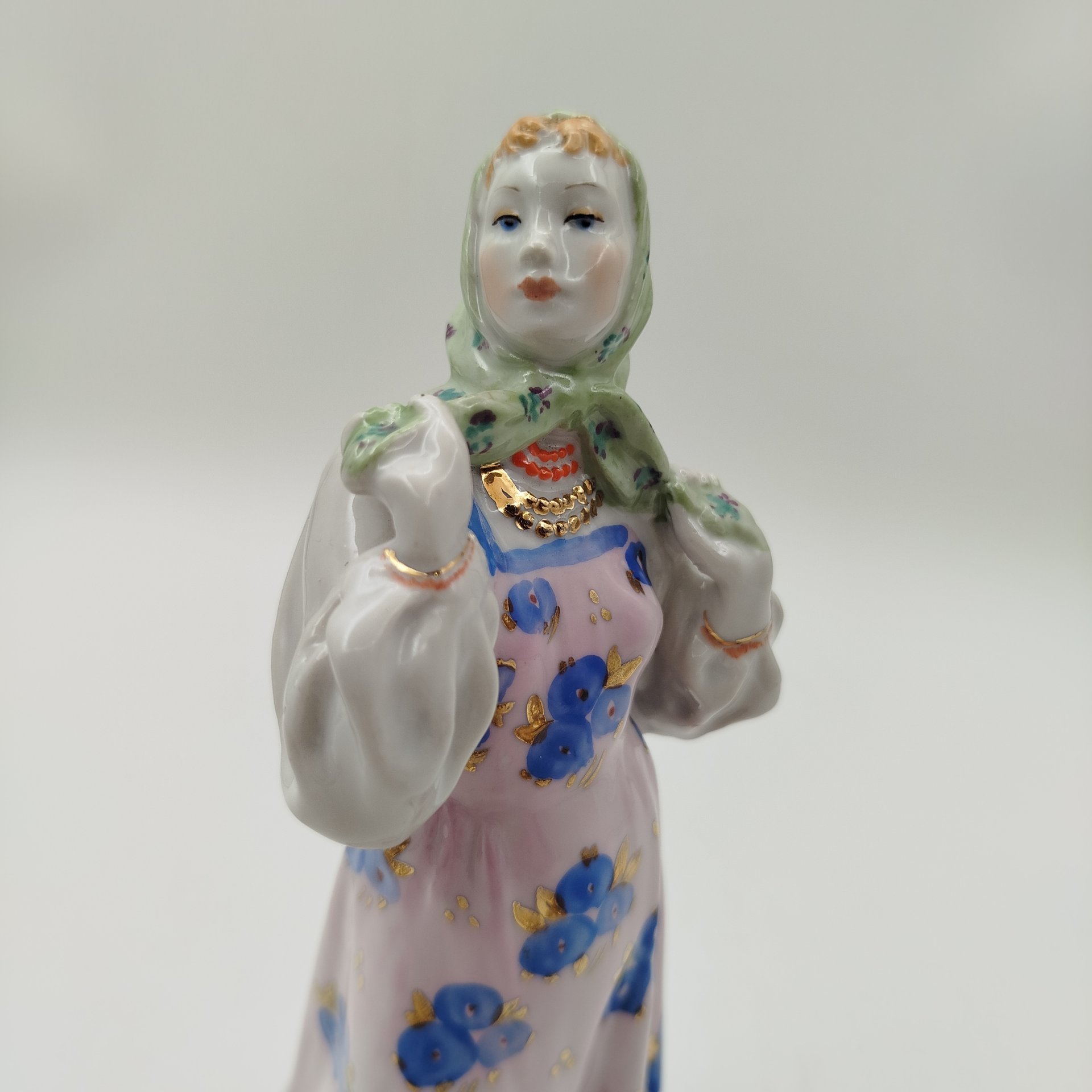 Статуэтка "Плясунья Маша" (в розовом сарафане), автор А. Д. Бржезицкая, фарфор, роспись, золочение, Дулевский фарфоровый завод (Дулёво), СССР, 1952-1964 гг.