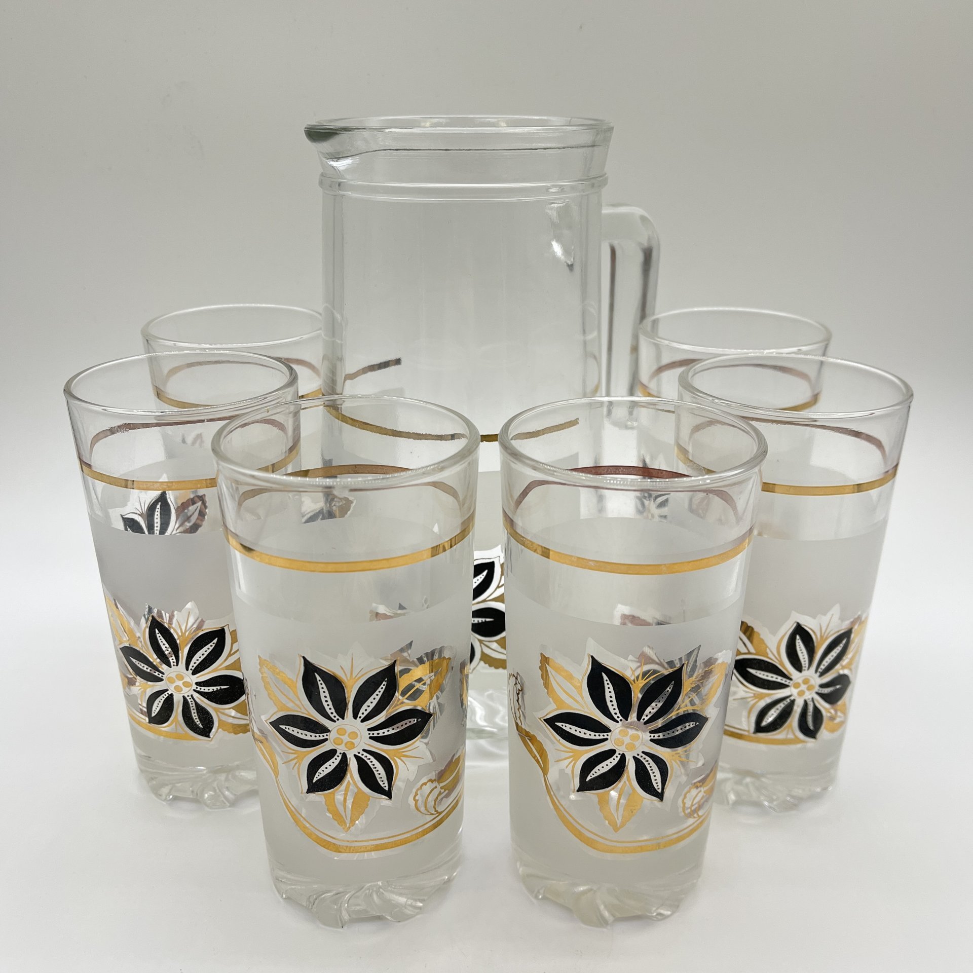 Набор из 6-ти стаканов и кувшина, украшенных цветочным декором