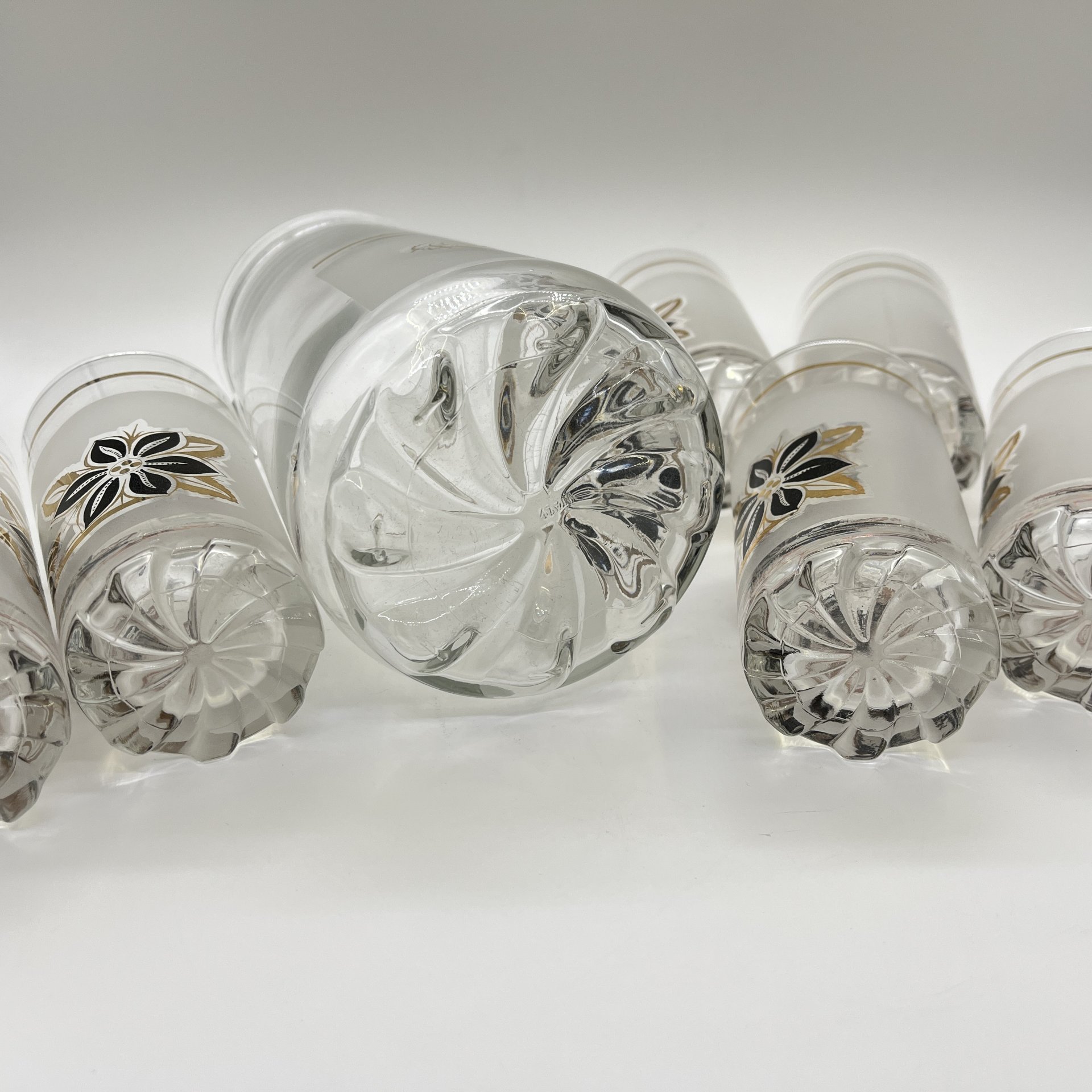 Набор из 6-ти стаканов и кувшина, украшенных цветочным декором