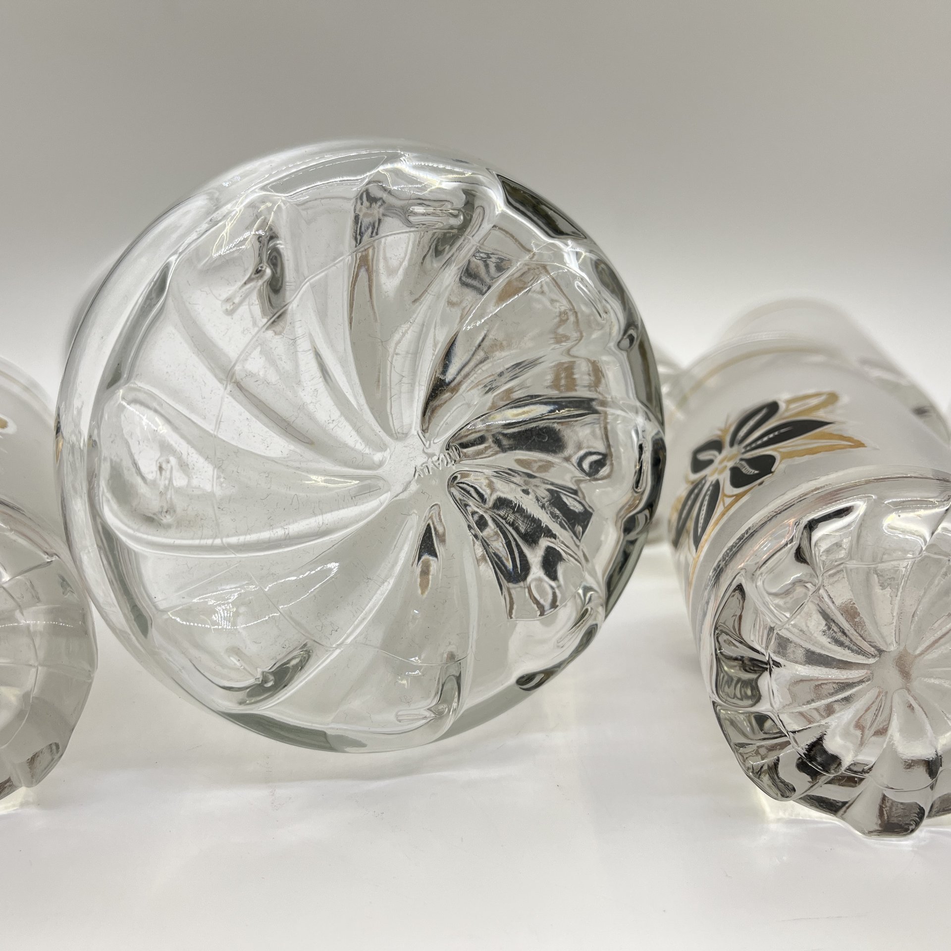 Набор из 6-ти стаканов и кувшина, украшенных цветочным декором