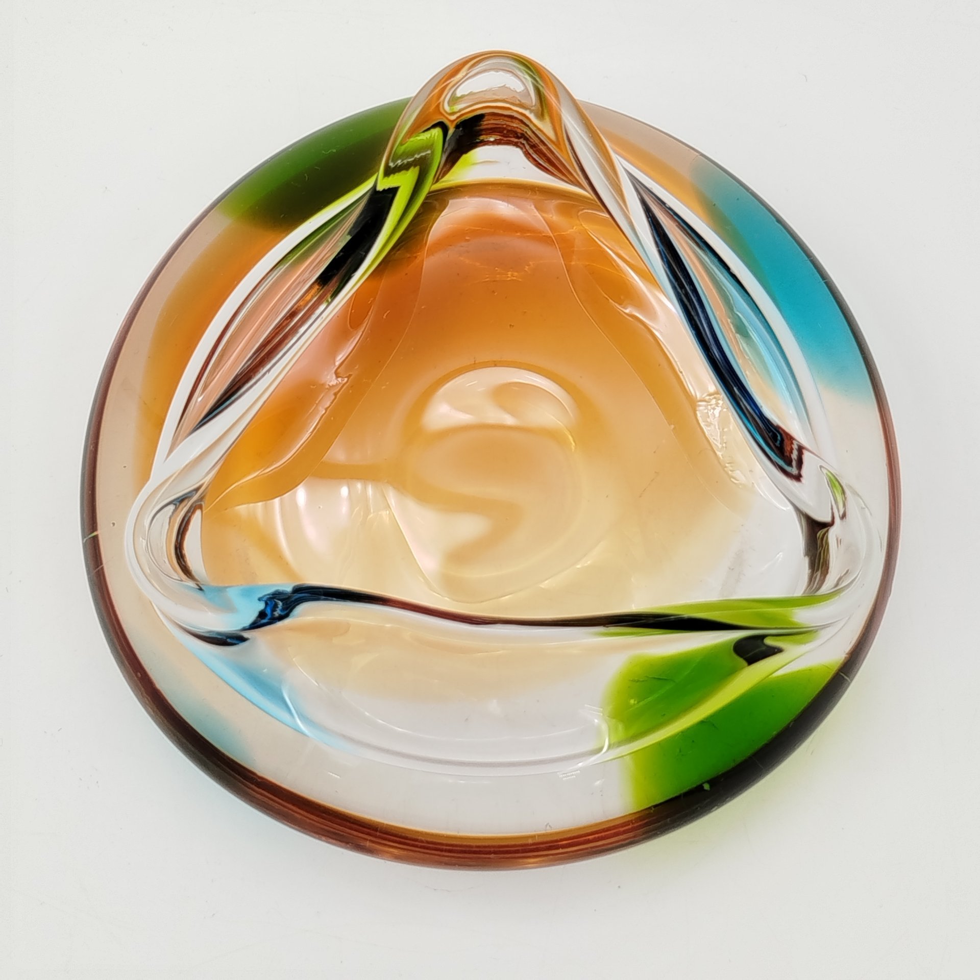 Пепельница необычной формы в янтарно-зелёной гамме, цветное стекло, гутная техника, Чехословакия, 1970-1990 гг.