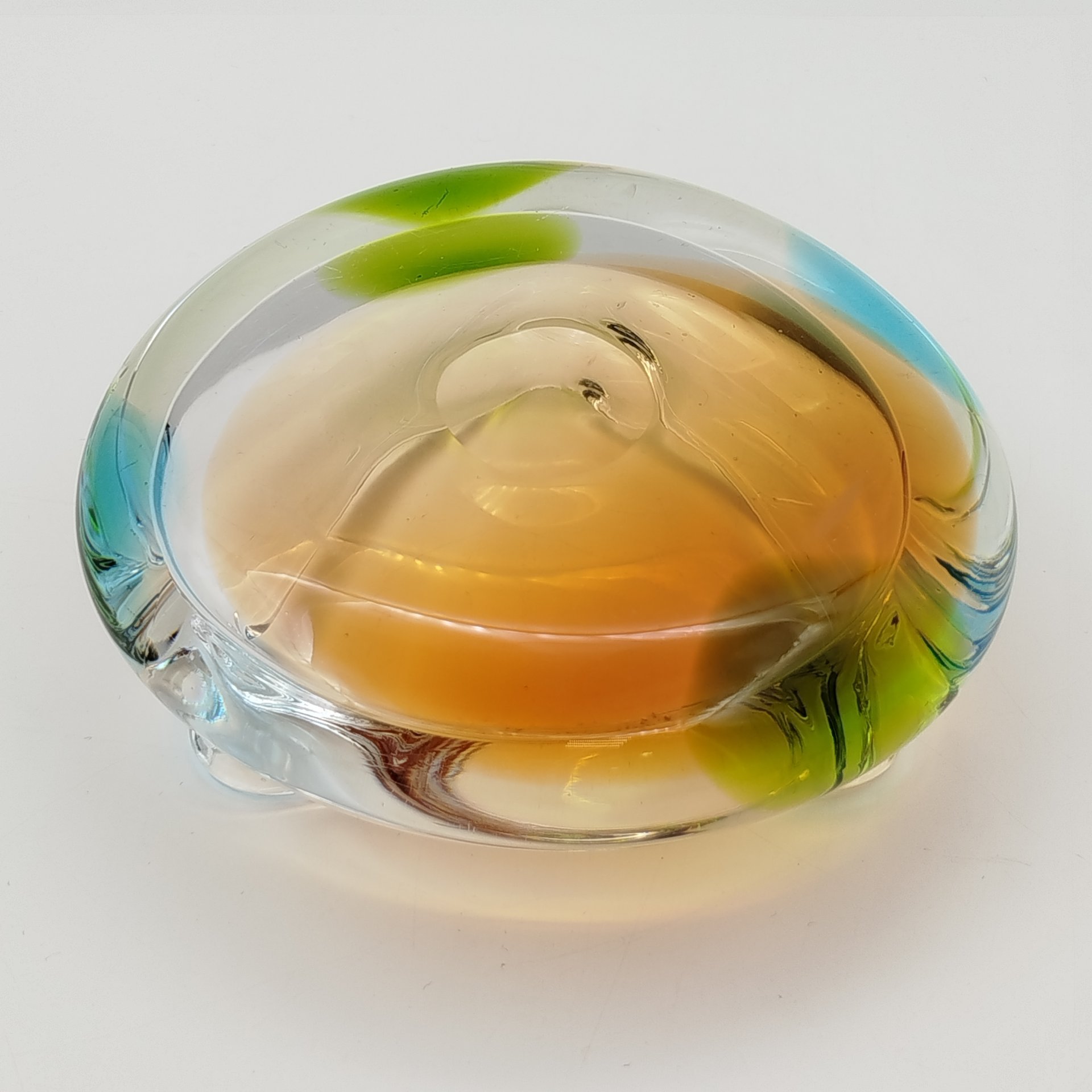 Пепельница необычной формы в янтарно-зелёной гамме, цветное стекло, гутная техника, Чехословакия, 1970-1990 гг.