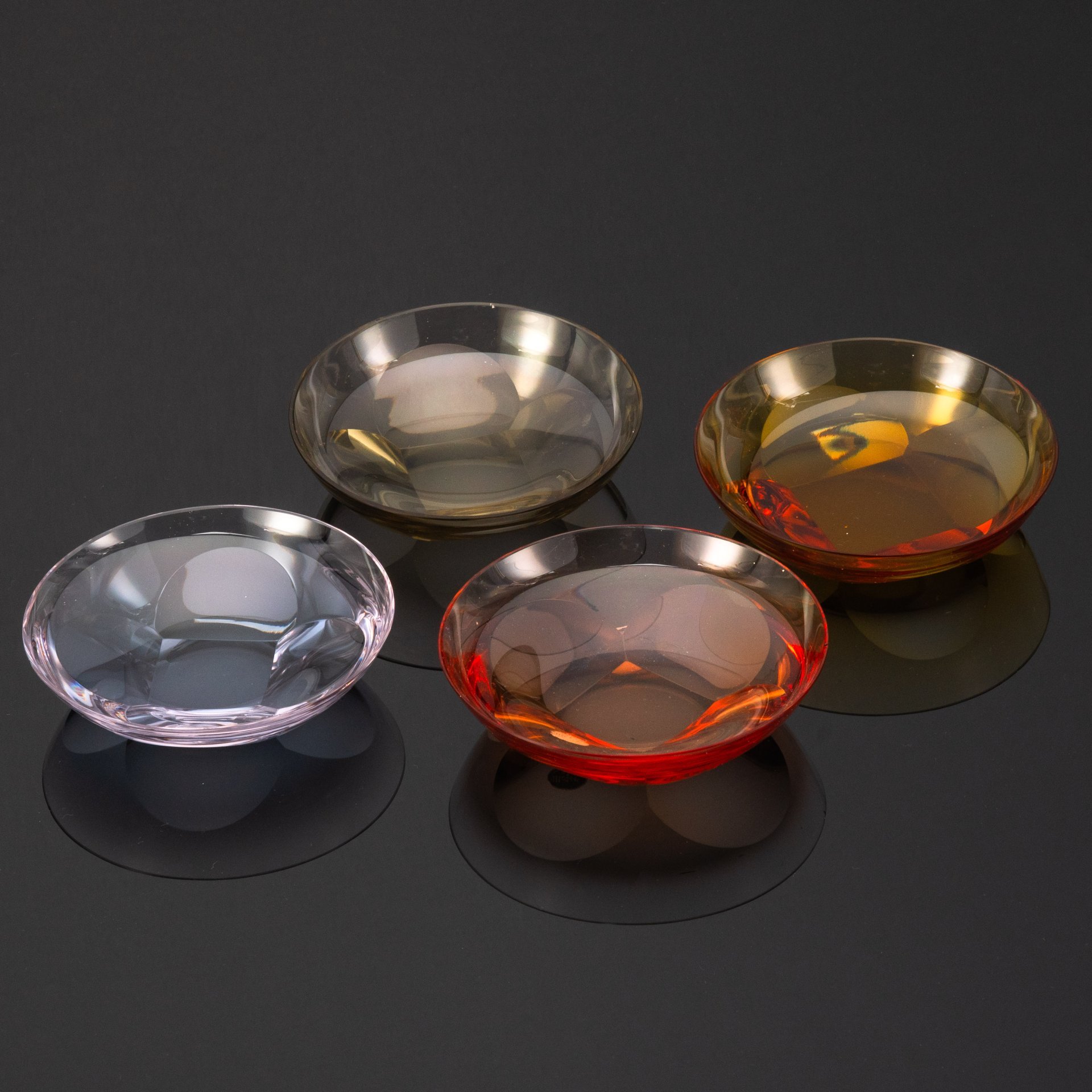 Набор разноцветных розеток на 4 персоны, дизайнер  Rudolf Eschler, стекло, гранение, Henry Moser & Cie (Мозер), Чехословакия, 1950-1980 гг.