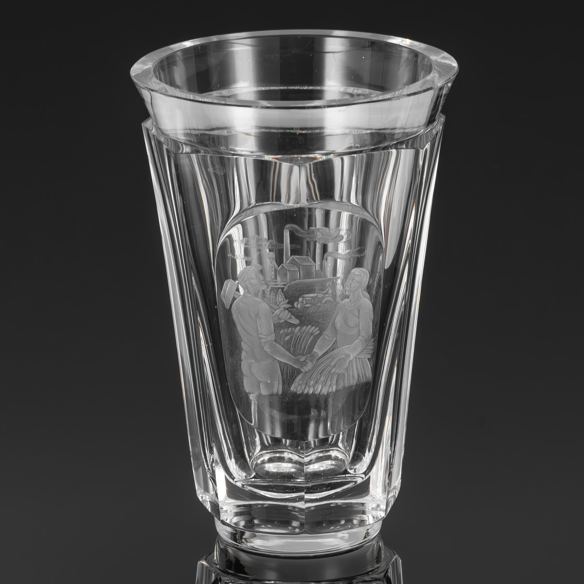 Ваза "Рабочий и колхозница" , предположительно  Vicke Lindstrand, Orrefors, хрусталь, резьба, травление, Швеция, 1950-1970 гг.