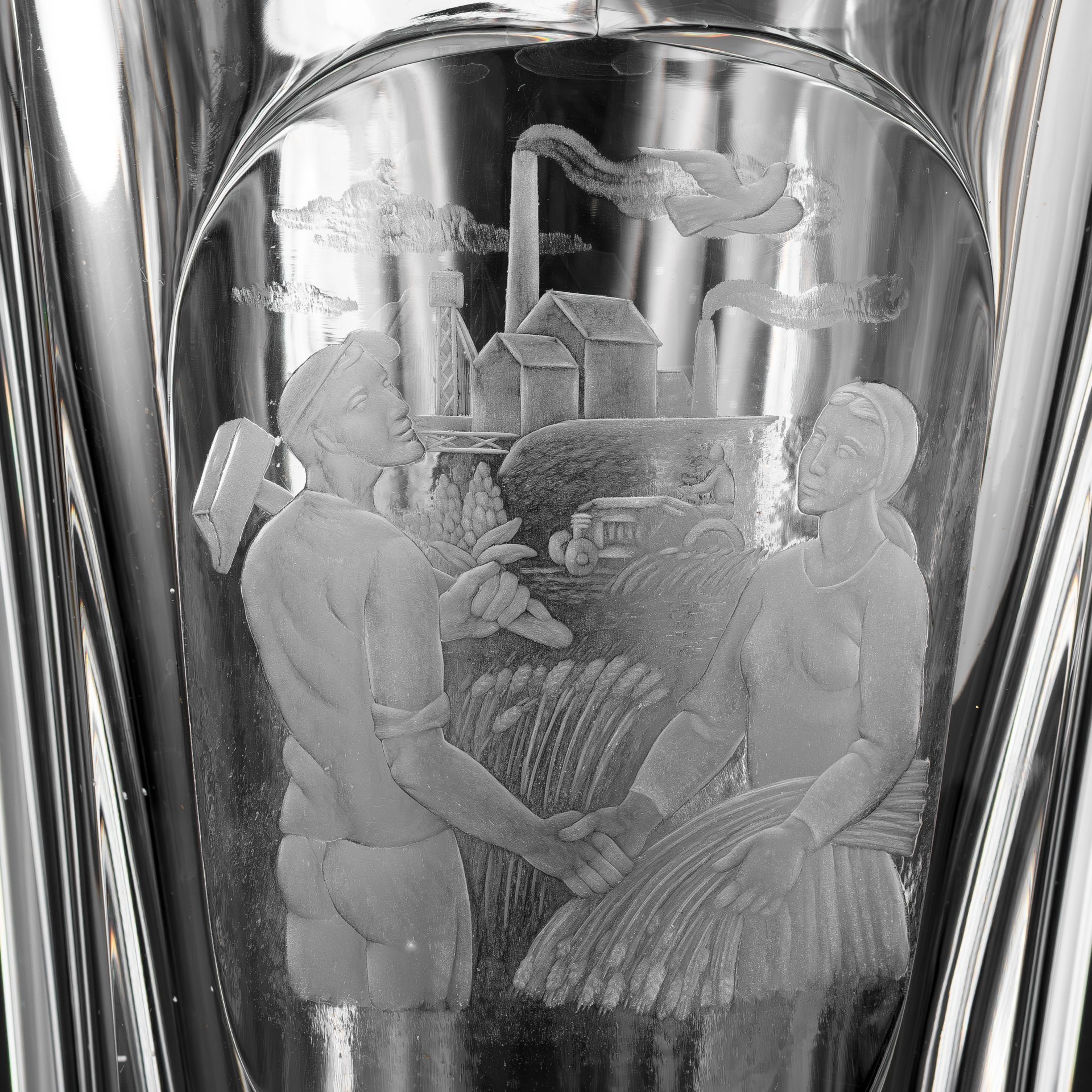 Ваза "Рабочий и колхозница" , предположительно  Vicke Lindstrand, Orrefors, хрусталь, резьба, травление, Швеция, 1950-1970 гг.