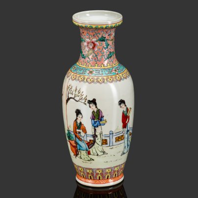 Ваза "Три красавицы в саду" с растительным орнаментом в стилистике эпохи Мин